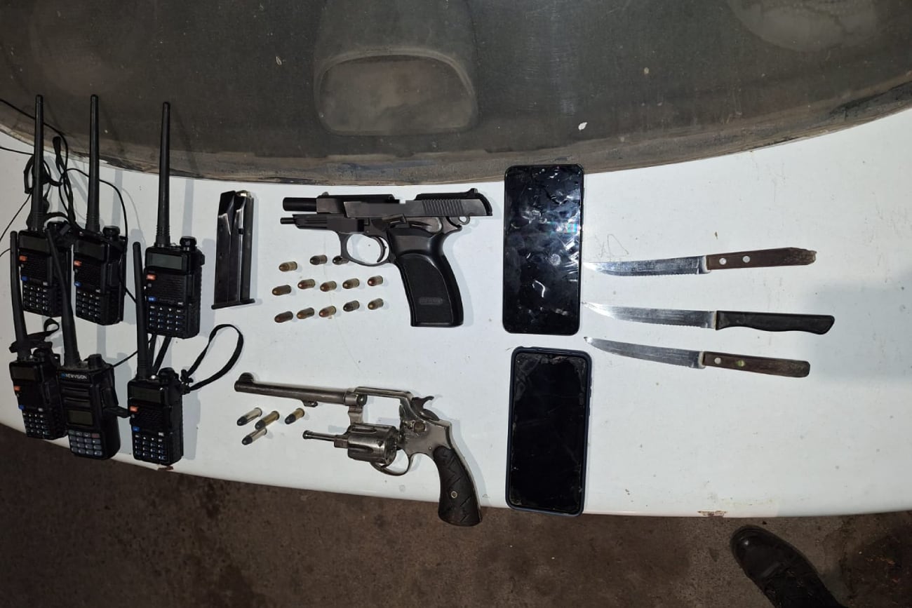 Detuvieron a dos naranjitas que tenían armas, handys y celulares. (Policía de Córdoba)