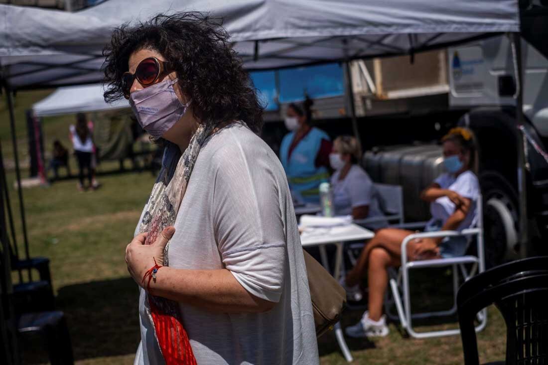 La secretaria de Acceso a la Salud, Carla Vizzotti, confirmó hoy en Mar del Plata que la tercera partida de vacunas Sputnik V que llegarán mañana al país desde Rusia contiene 220 mil dosis, 110 mil de cada componente. foto telam