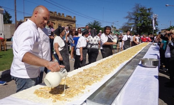 Así preparan el strudel más grande del país en Santa María.