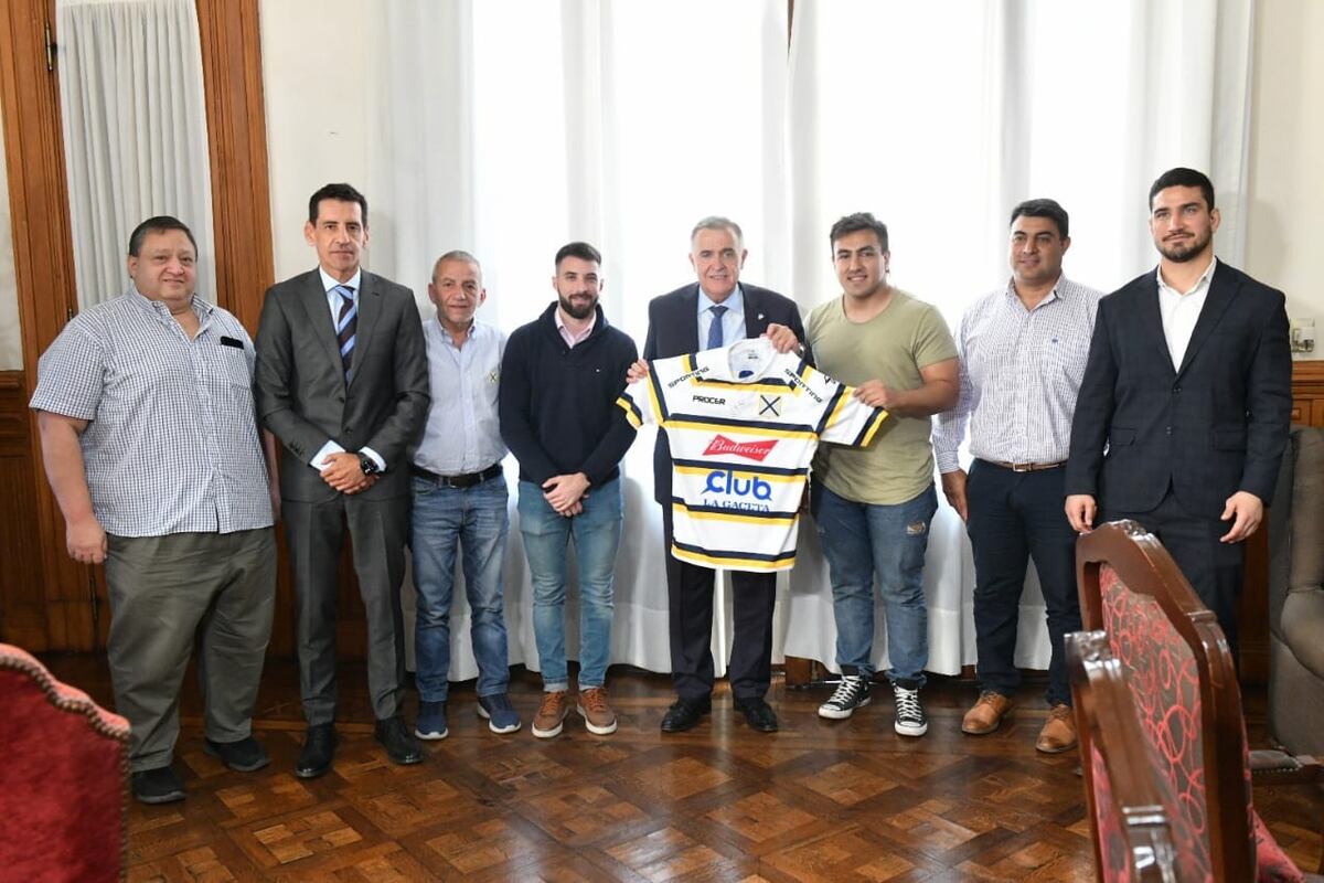 Jaldo con los jugadores del Club Tucumán Lawn Tennis
