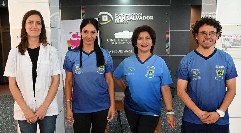 El profesor Sergio Amata junto a algunas de las integrantes de la unidad Estación Saludable, de la Secretaría de Desarrollo Humano de la Municipalidad de San Salvador de Jujuy.