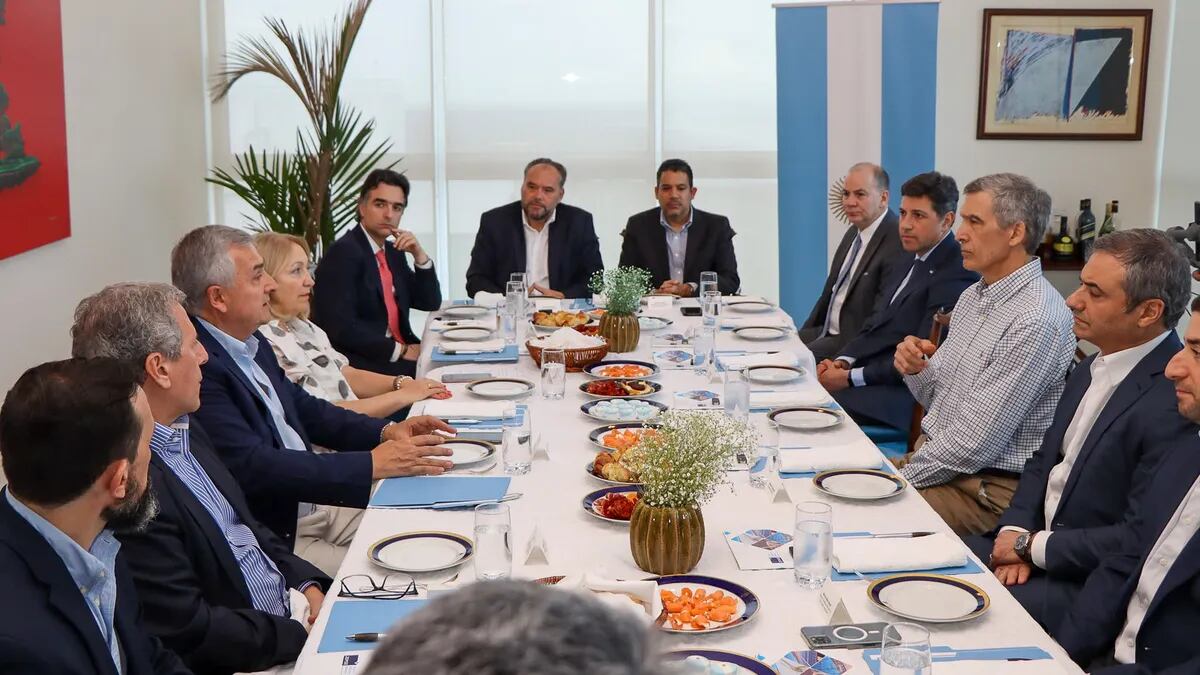 Morales inició su agenda oficial en Panamá con un encuentro de perfil estratégico con empresarios locales, a quienes ofreció invertir en Jujuy, en el desarrollo de proyectos innovadores que se encuadran en la agenda sustentable mundial.