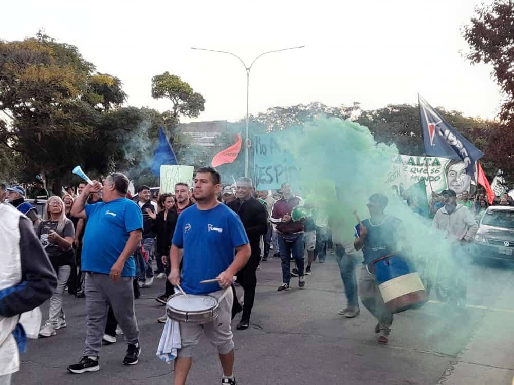 Multitudinaria movilización en Punta Alta contra los despidos del personal civil de la Armada