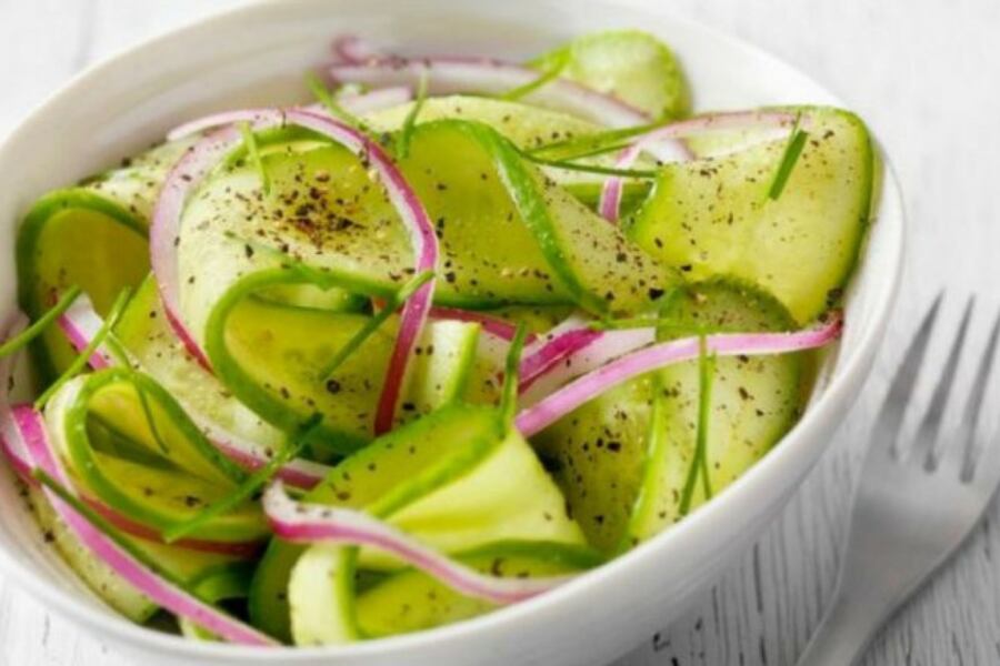 Ensalada de pepino con cebolla y maní para acompañar las milanesas