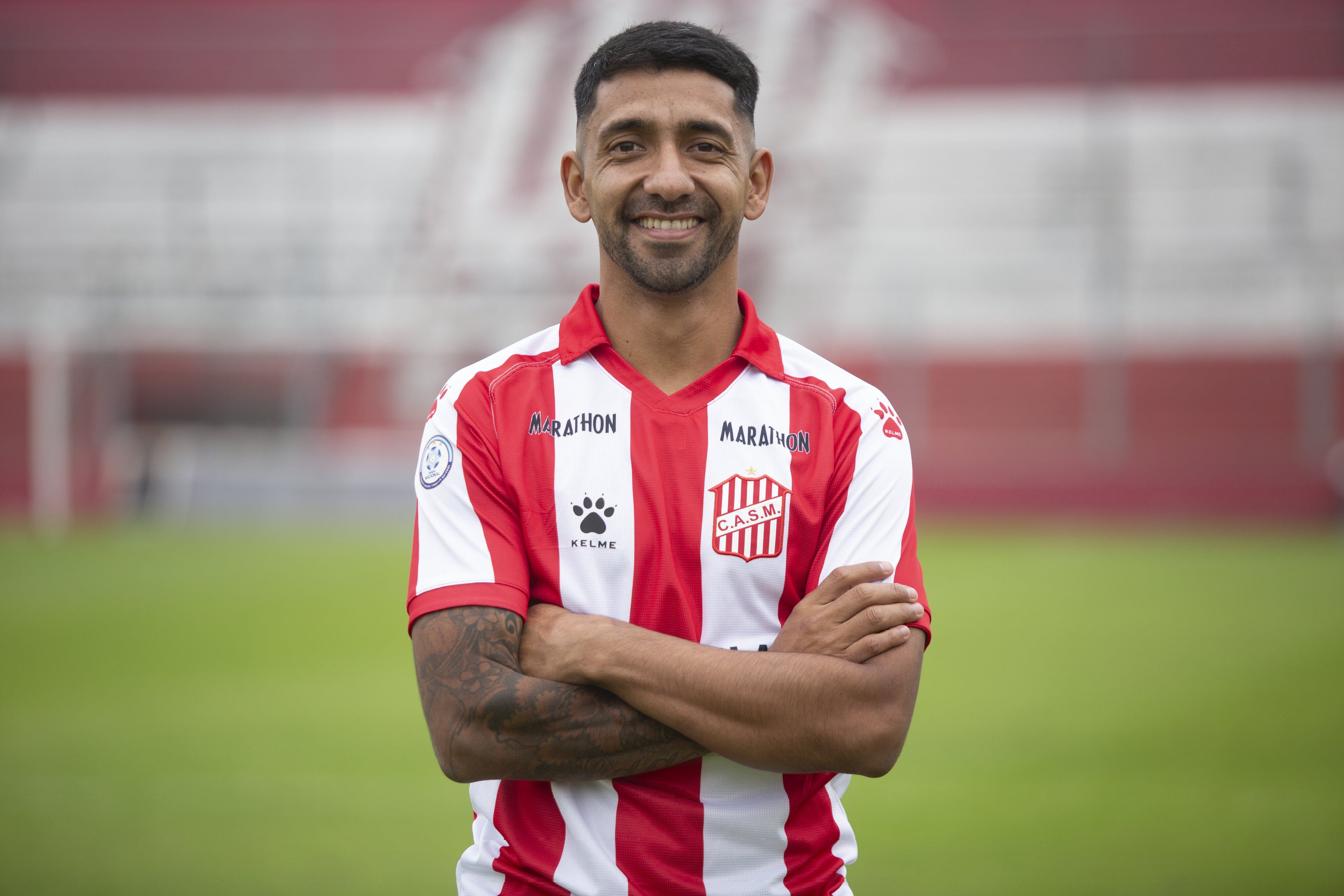 "Caco" García posa con la camiseta de San Martín, su nuevo club. (San Martín).