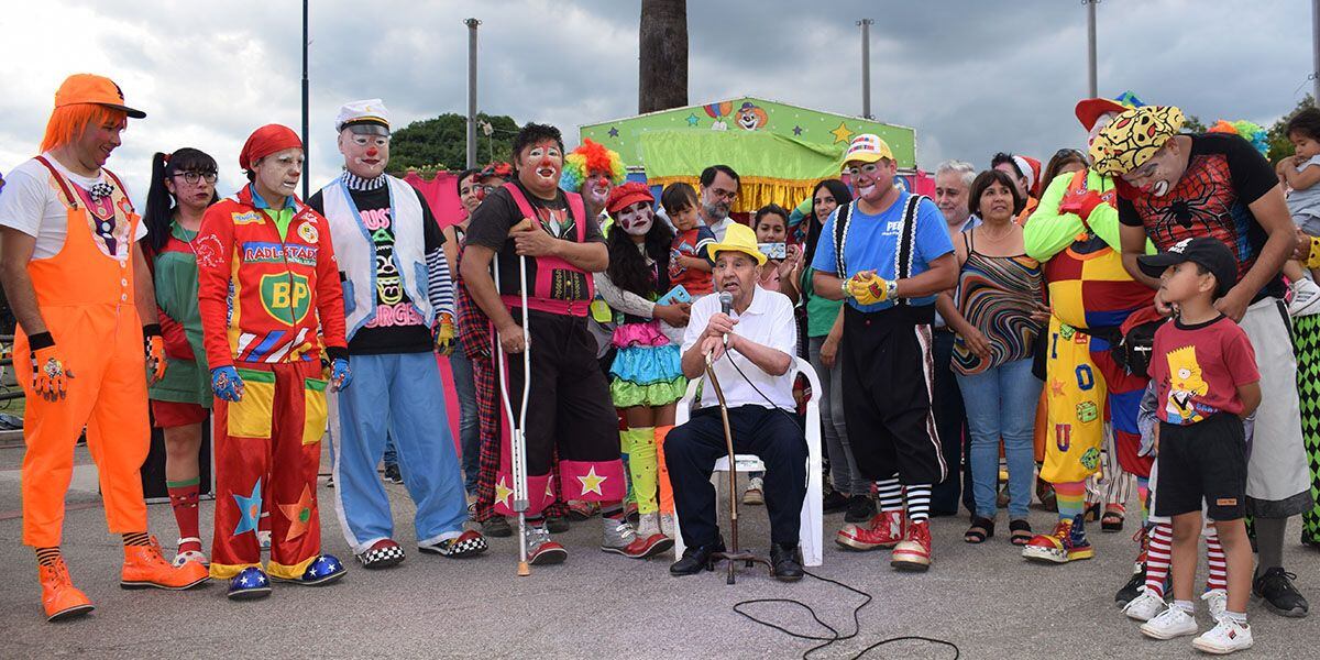 Rodeado con admiración y respeto por artistas del medio, Miguel Oliva (sentado, al centro) agradecía el homenaje que le fuera tributado a fines de 2019.