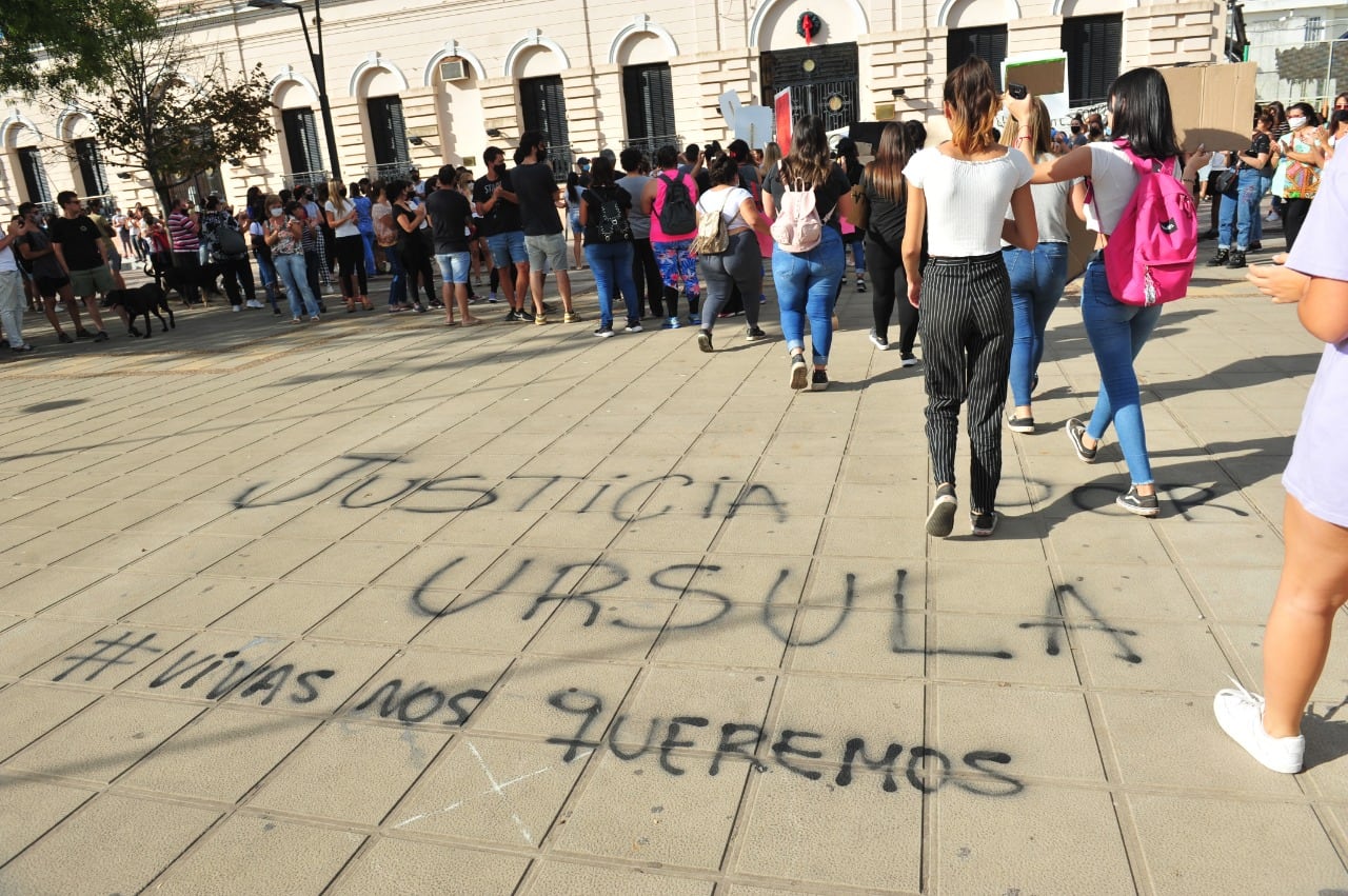 Hubo marcha por Úrsula Bahillo la joven asesinada en Rojas - Clarín