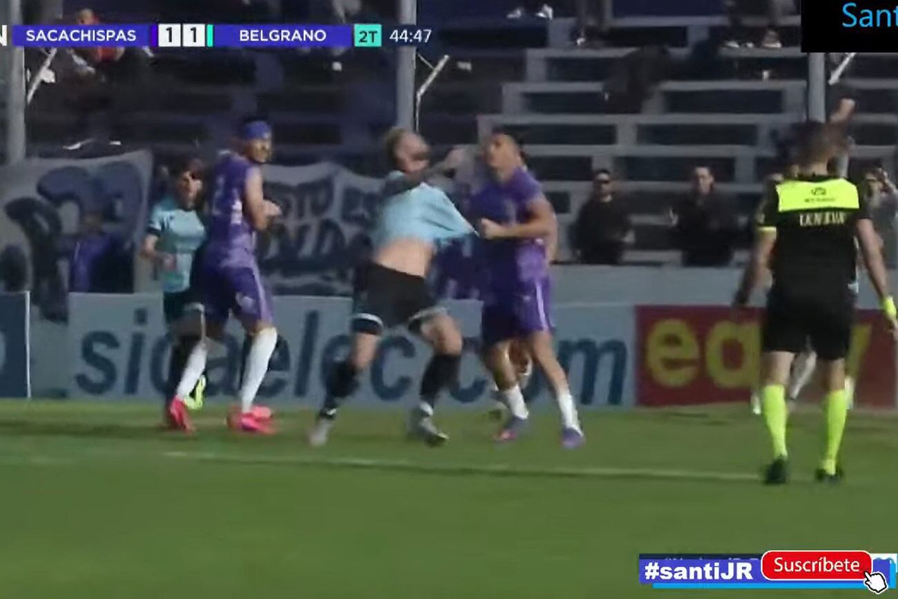 Agarrón a Rébola, de Belgrano, ante Sacachispas. (Captura de Imagen)