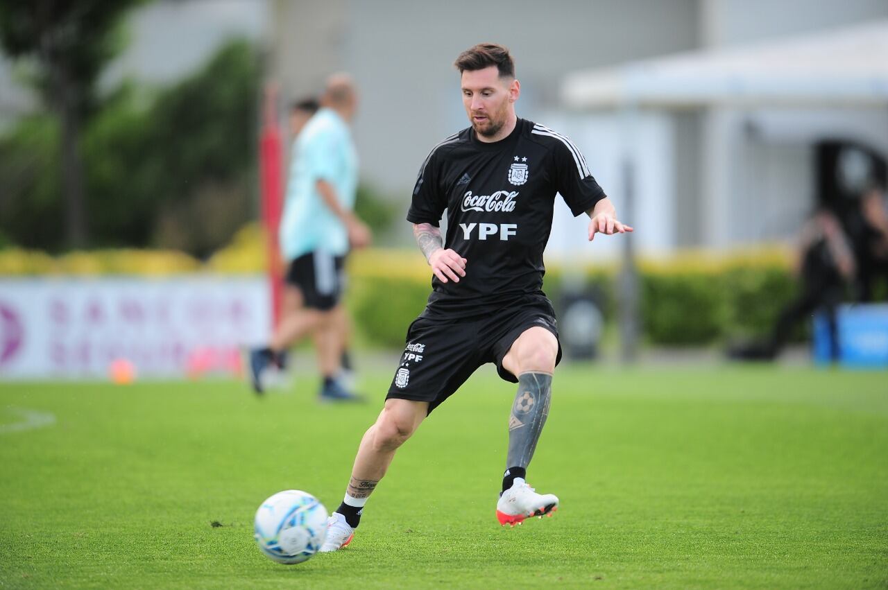 Lionel Messi entrenó junto a sus compañeros en la Selección Arentina. / Clarin.