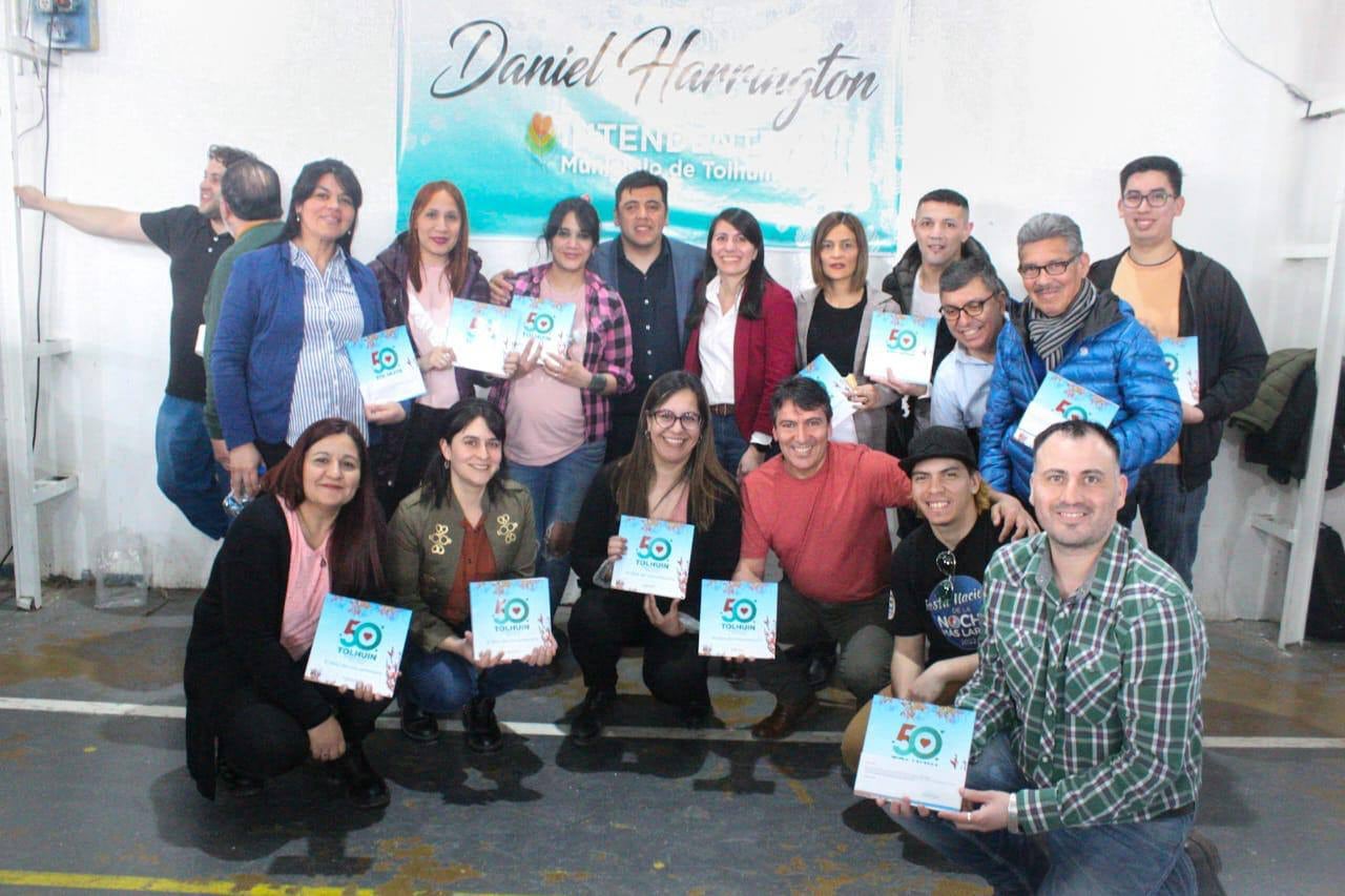 Presentación del libro del libro del cincuentenario de Tolhuin.