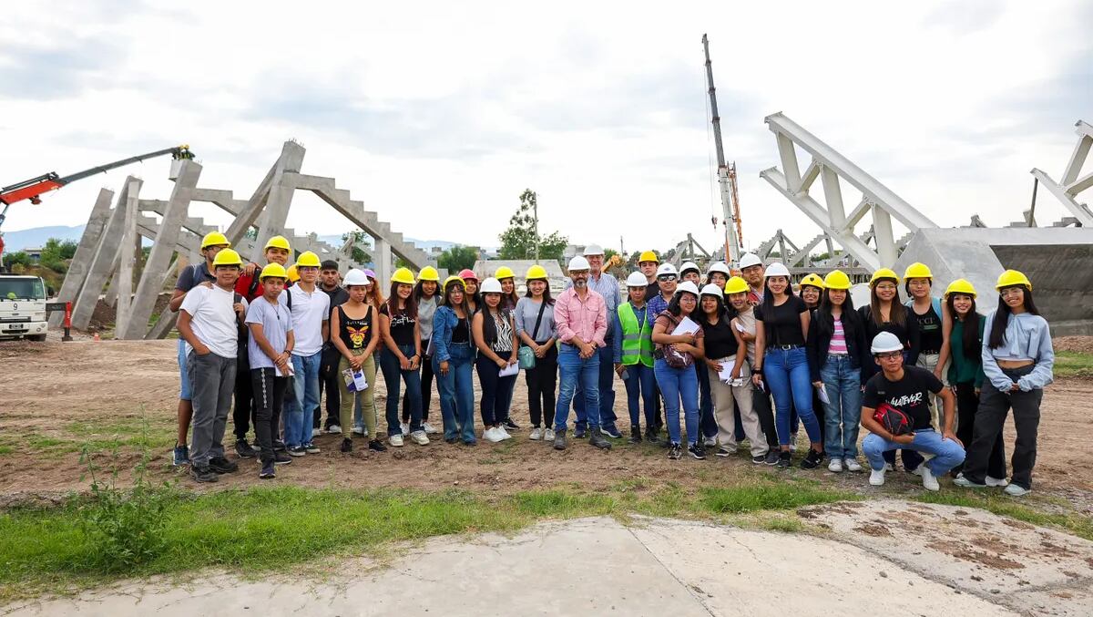 Estudiantes universitarios pudieron observar el trabajo de operarios y maquinarias, en las obras de construcción de la Ciudad Deportiva de Jujuy.