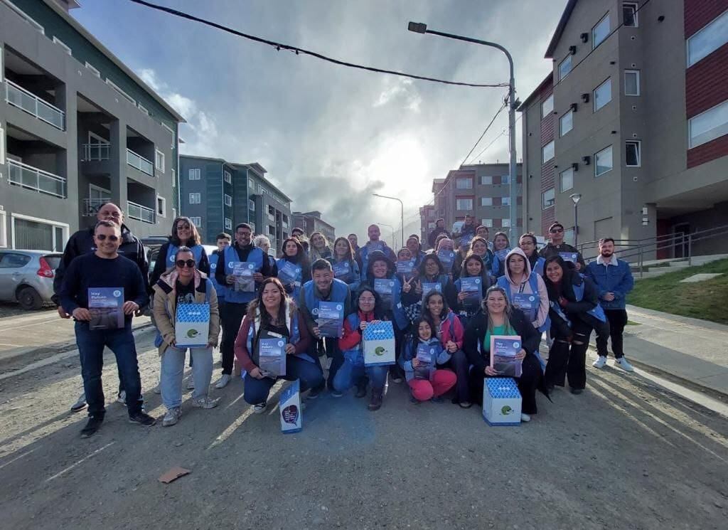 Familias de Ushuaia beneficiarias del ProCreAr recibieron bibliotecas