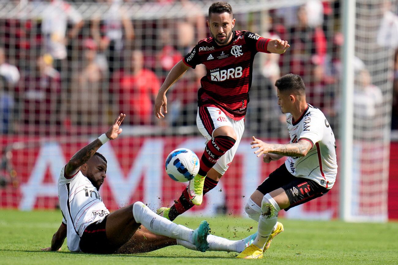 Se disputa la Final de la Copa Libertadores entre los equipos brasileños, Paranaense y Flamengo, en la ciudad de Guayaquil, Ecuador.