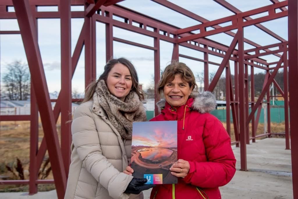 Omar Becerra junto con Mauro Pérez Toscani y Cecilia Fiocchi en la obra de la sede de la Alianza Francesa.