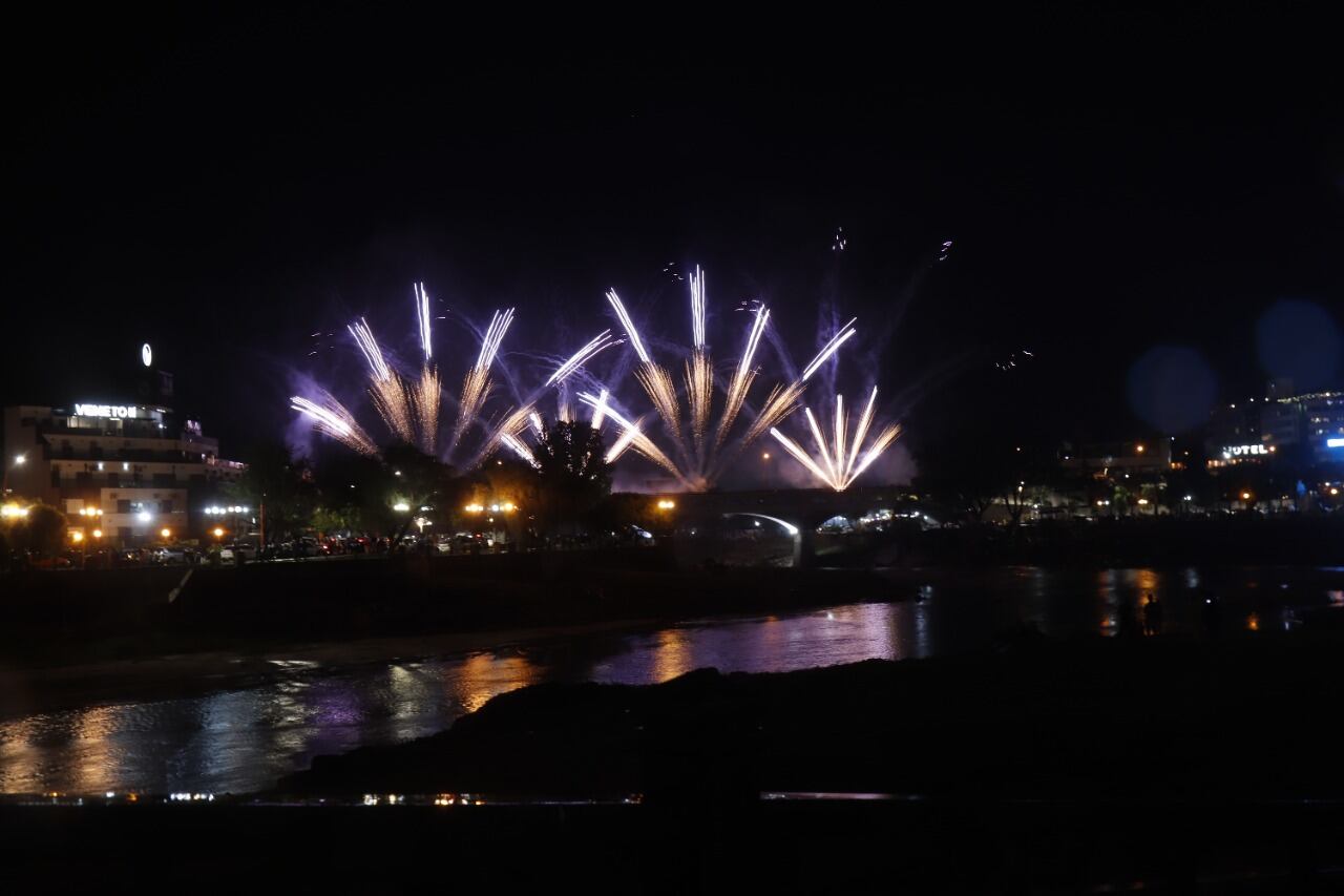 Show de luces y fuegos artificiales en Villa Carlos Paz.