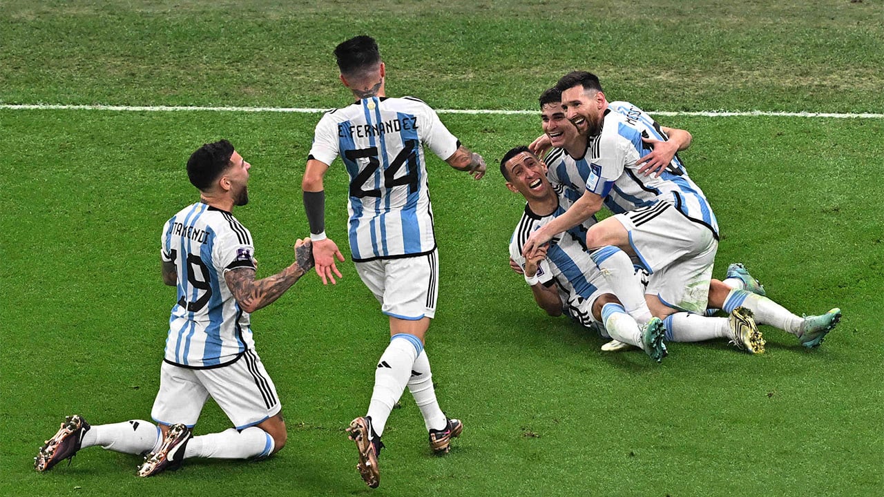 Lusail (Qatar), 18/12/2022.- Angel Di Maria of Argentina scores the 2-0 goal with his teammates during the FIFA World Cup 2022 Final between Argentina and France at Lusail stadium, Lusail, Qatar, 18 December 2022. (Mundial de Fútbol, Francia, Estados Unidos, Catar) EFE/EPA/Noushad Thekkayil
