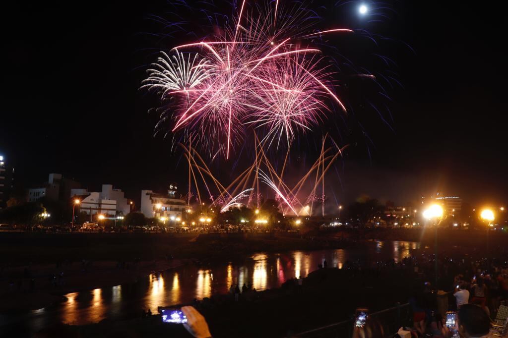 Espectacular show a la vera del lago San Roque, recibiendo el 2021 en Carlos Paz.