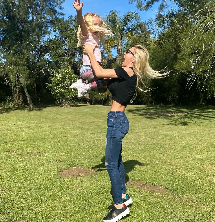 Luciana Salazar y Matilda jugando en su casa de Nordelta.