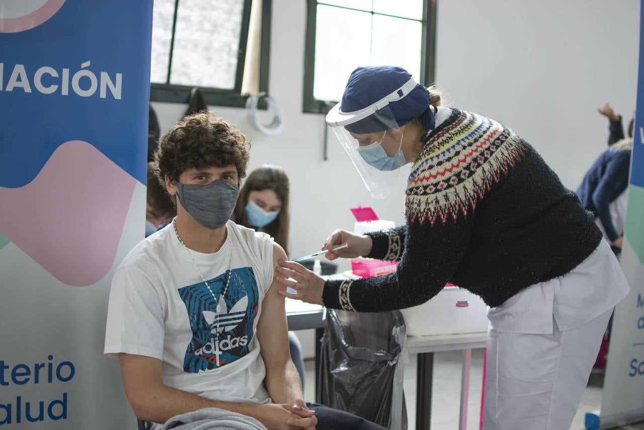 El avance en la campaña de vacunación impacta directamente en los números sanitarios.