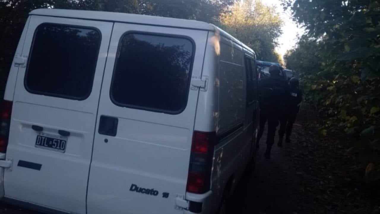 El momento en el que hallaron el cuerpo en un camino rural