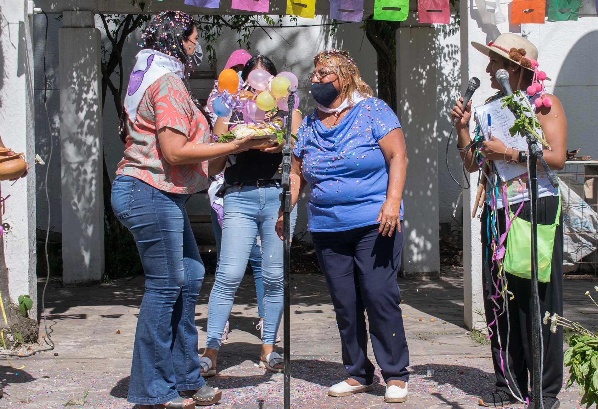 Compartir una tortilla de un pan entre comadres es parte del ritual del "topamiento" en carnaval.