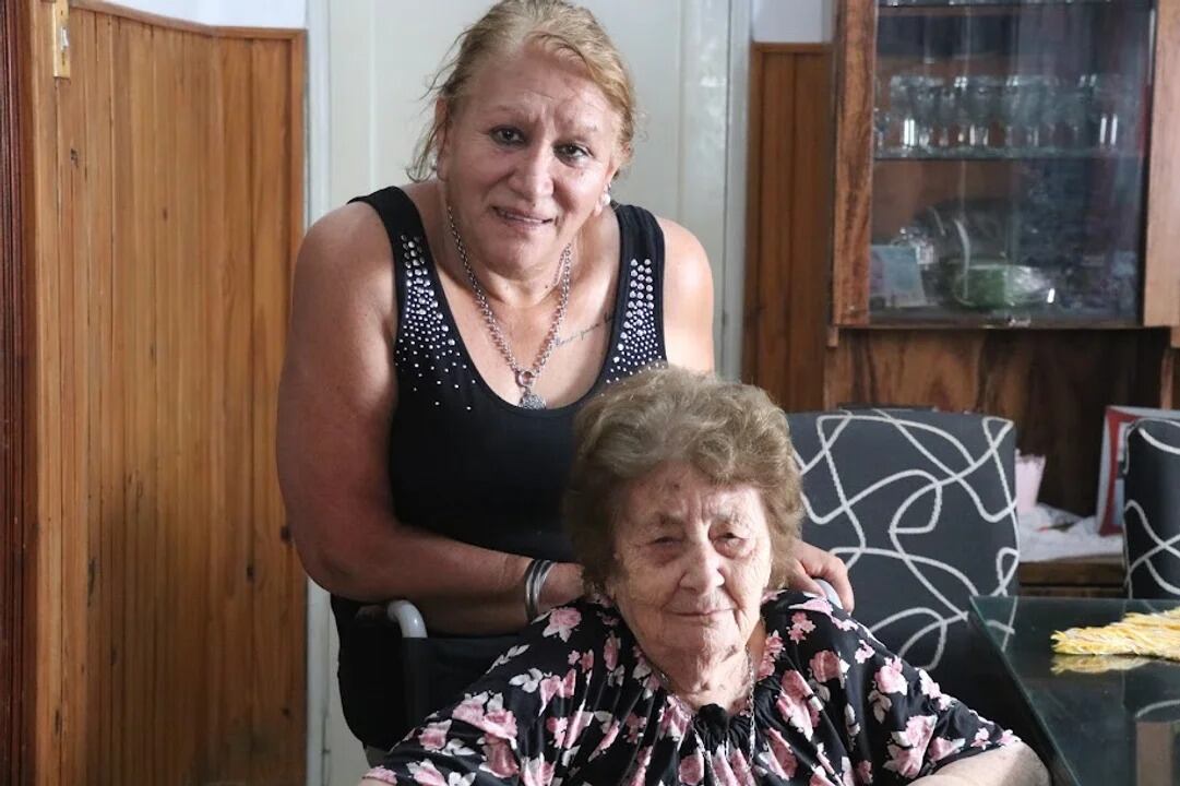 La mujer vive con su hija, María, a quien adoptó de muy pequeña.