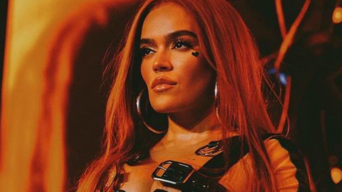 Karol G cumplió su sueño de conocer un lugar exótico luciendo un vestido negro