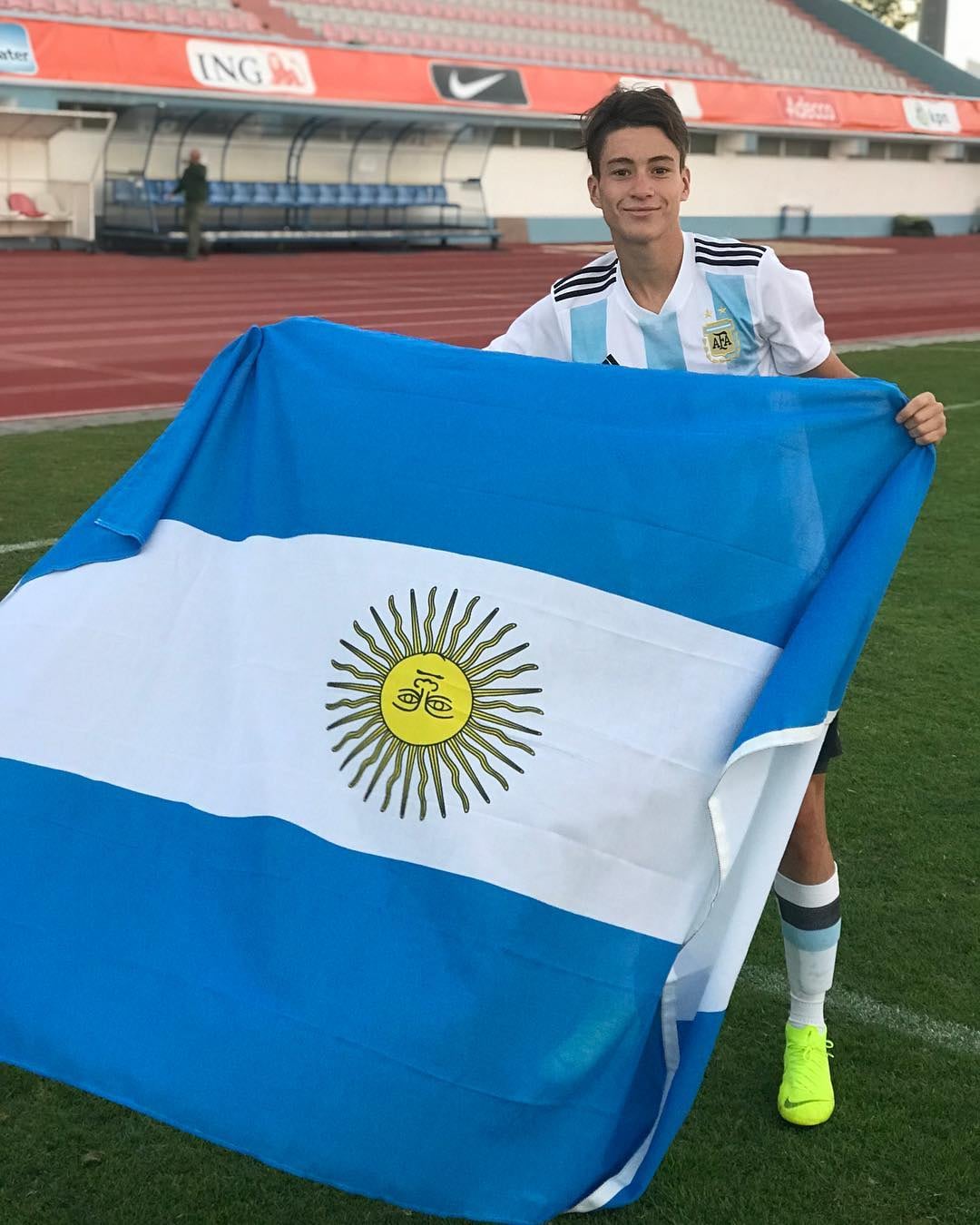 Inició en dos clubes marplatenses, pasó a Vélez y fue fichado por la Juve y ya jugó en el seleccionado argentino Sub 17. “No dimensionamos lo que está viviendo”, relató su familia.