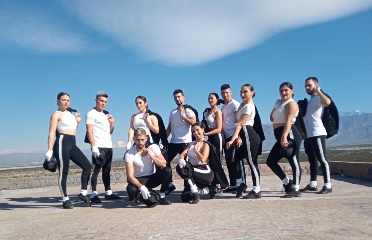 Grupo de danza que homenajeó a Michael Jackson.