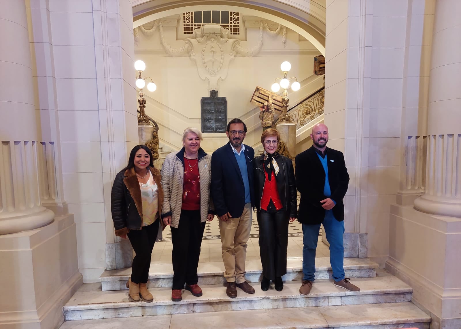 Parte del equipo de trabajo de la Secretaría de Cultura de Jujuy recorre la Casa de Gobierno para proyectar el uso de los espacios del edificio en el marco de las actividades que se proyecta para la temporada turística invernal.