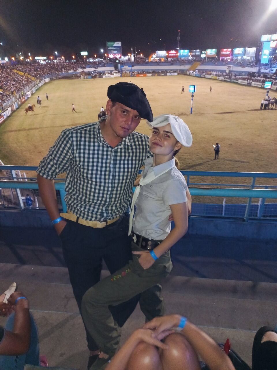 Maximiliano y Lourdes llevan dos años juntos, y se prometieron amor eterno en pleno festival.