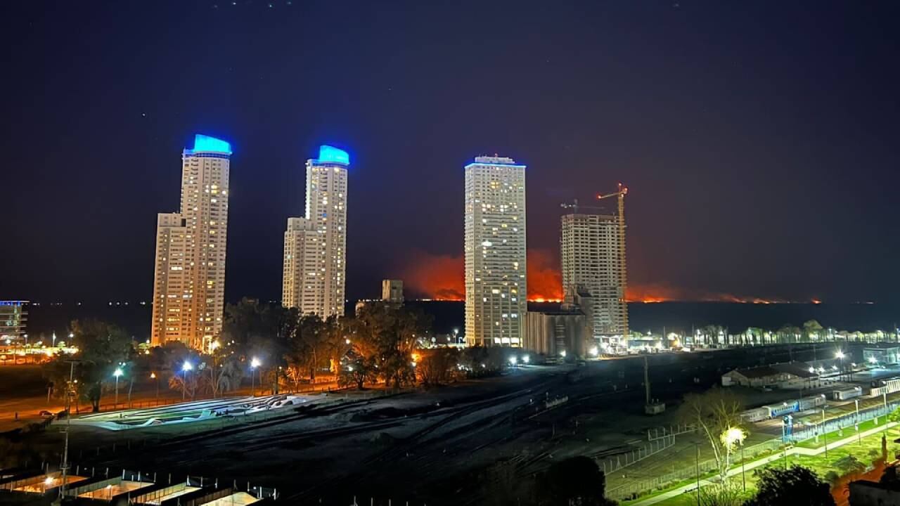 Los incendios en las islas del Delta del río Paraná se propagaron durante la noche frente a Rosario, donde se podían ver enormes columnas de humo detrás de las torres Dolfines Guaraní en Puerto Norte.