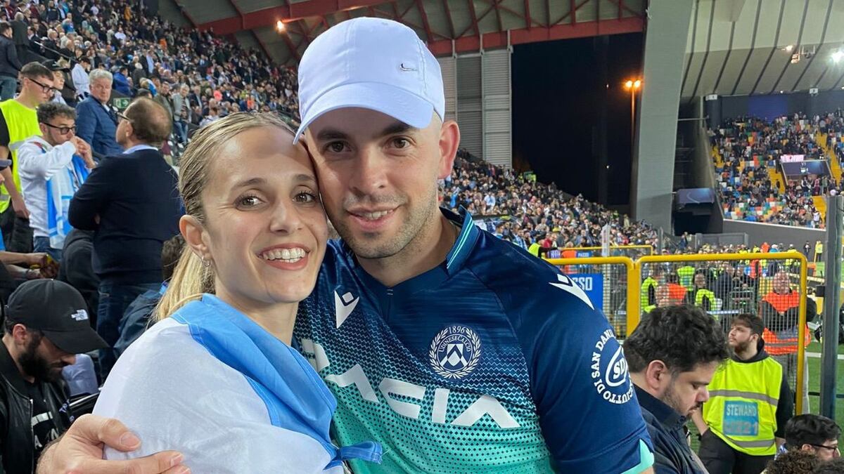 Es de Córdoba, tiene 29 años y ayudó a que las novias de jugadores de Argentina viajen a Italia