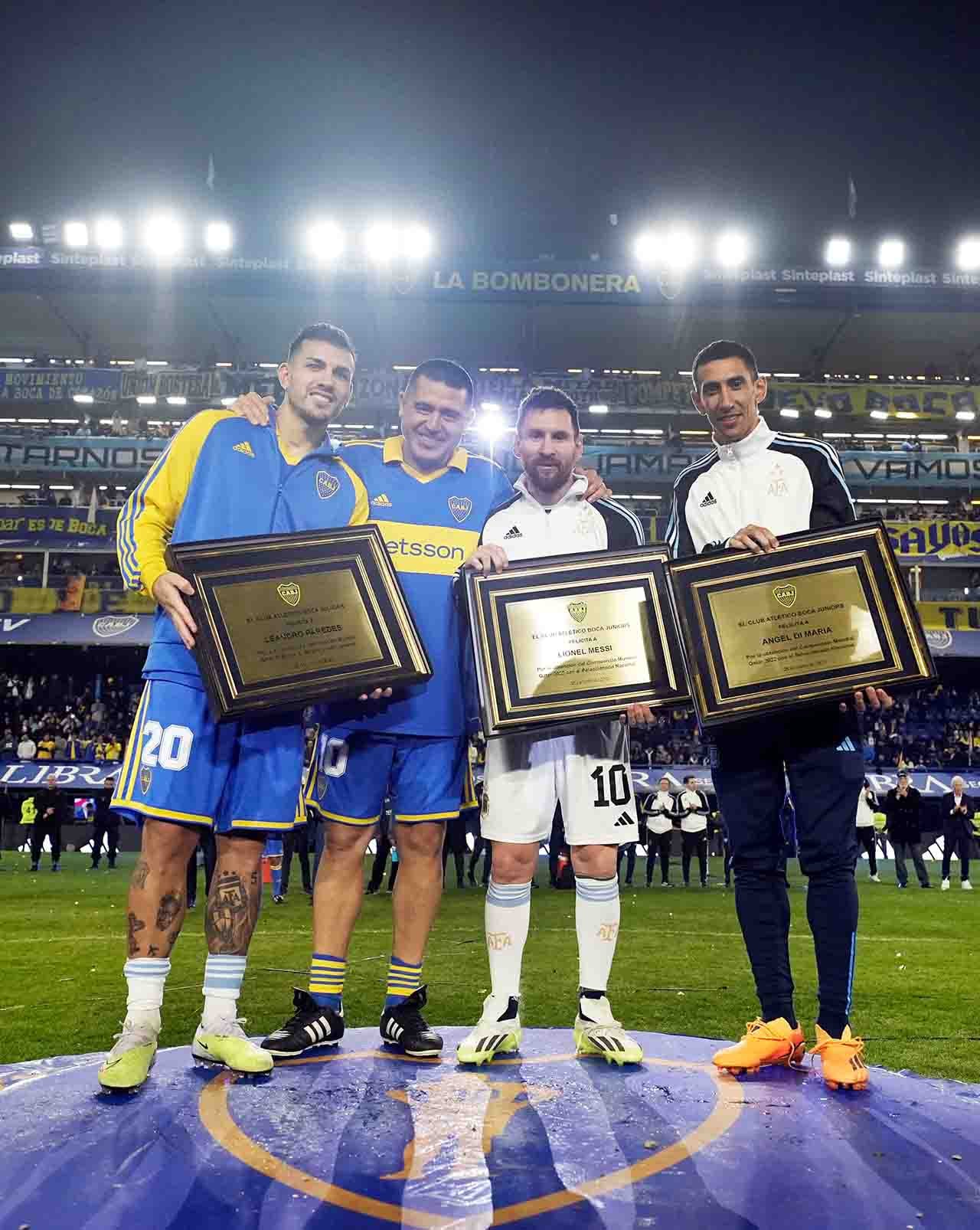 Los campeones de Qatar recibieron plaquetas en la Bombonera.