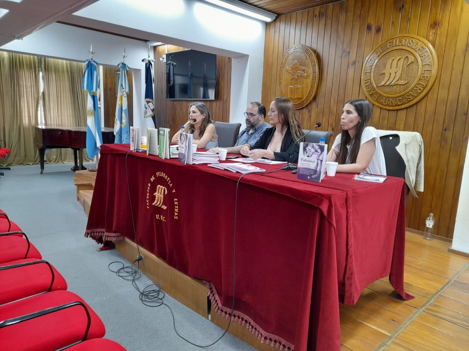 Expositor Juan Alonso de Mariandina, Analía Cuccia, Laura López y Analía Doña de Futbolíricas