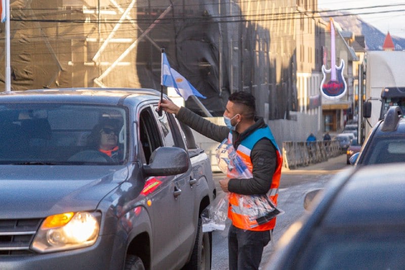 El Gobierno repartió Banderas Argentinas en el marco del día de la bandera