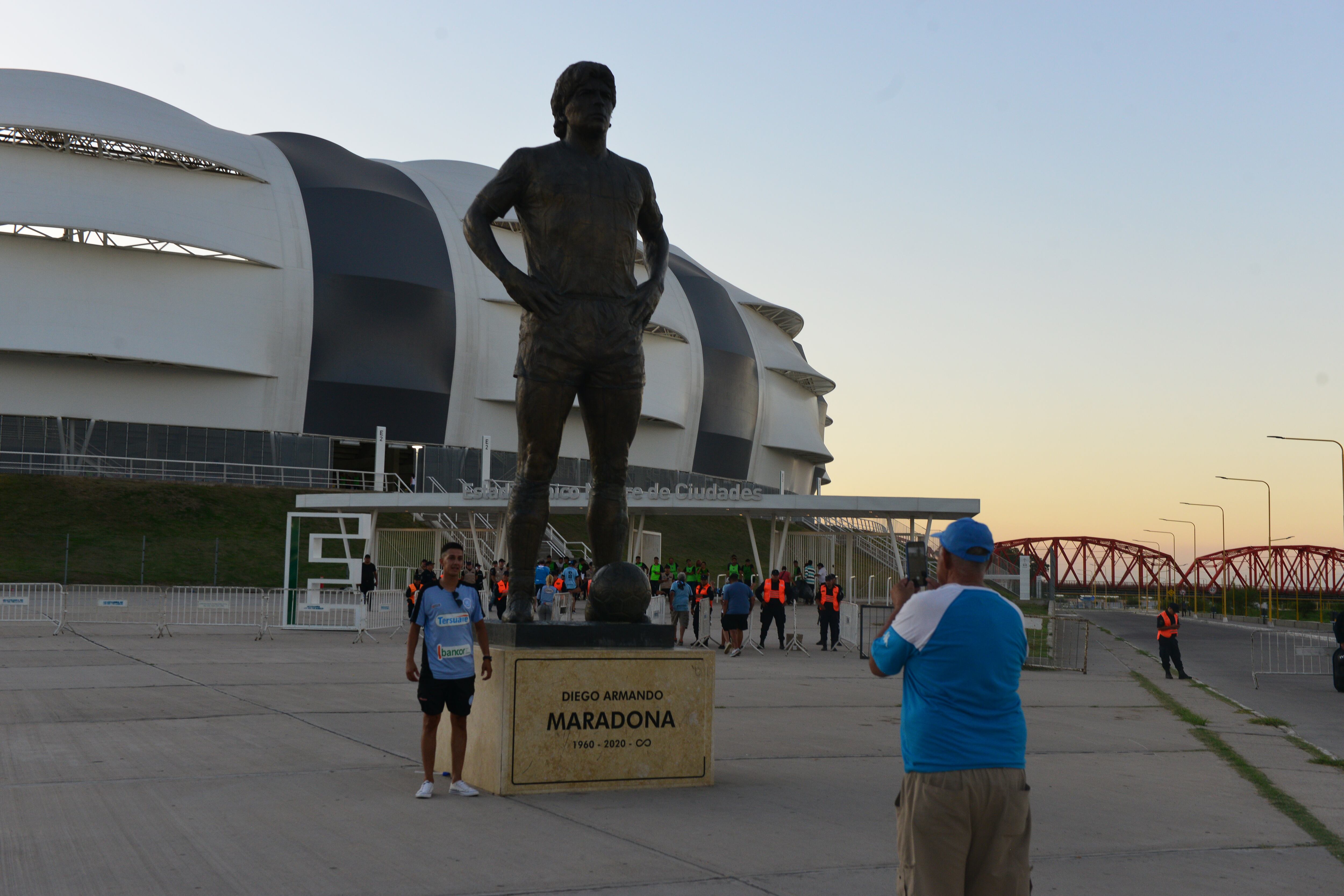 Hinchas de Belgrano durante la previa del partido con Central Córdoba, en Santiago del Estero. (José Gabriel Hernández)