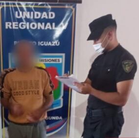 Efectivos policiales ayudaron a un hombre a reencontrarse con su familia.