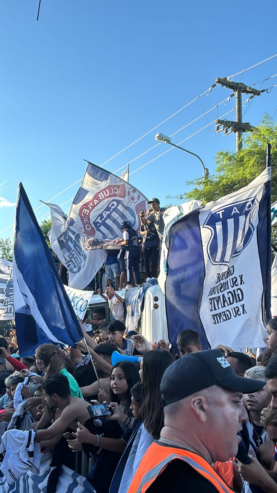 La gente se hizo presente en la concentración para darle su aliento al equipo. (@jmsponton).