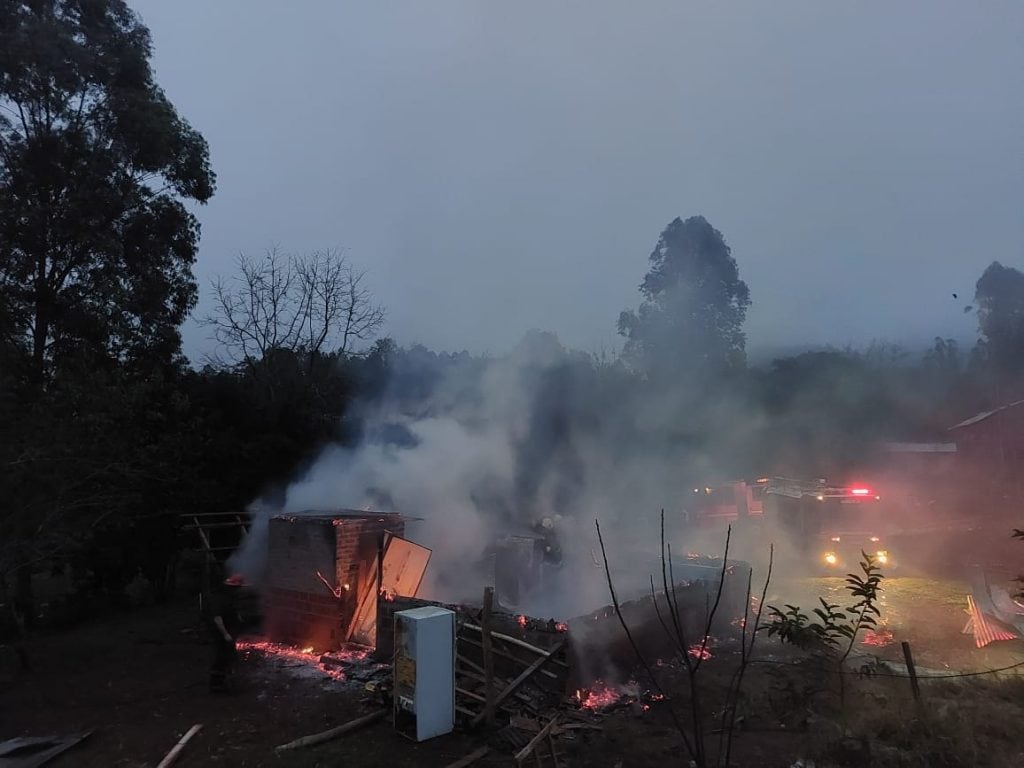 Un incendio consumió completamente una vivienda en Panambí.