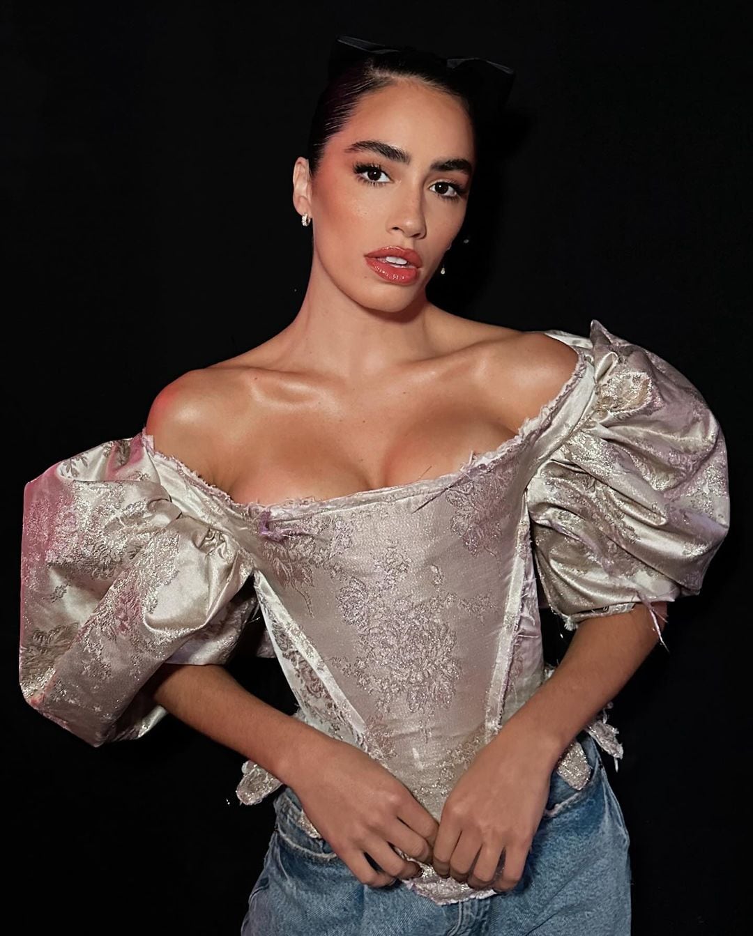 Glamour y escote infartante: Lali lo dio todo en Factor X de España y deslumbró con un outfit impactante