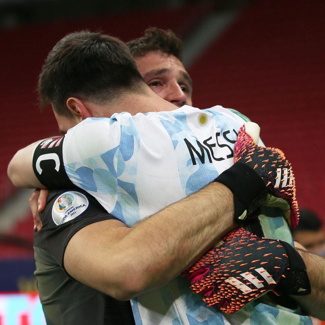 El arquero y el capitán argentino se fundieron en un abrazo tras la victoria agónica.