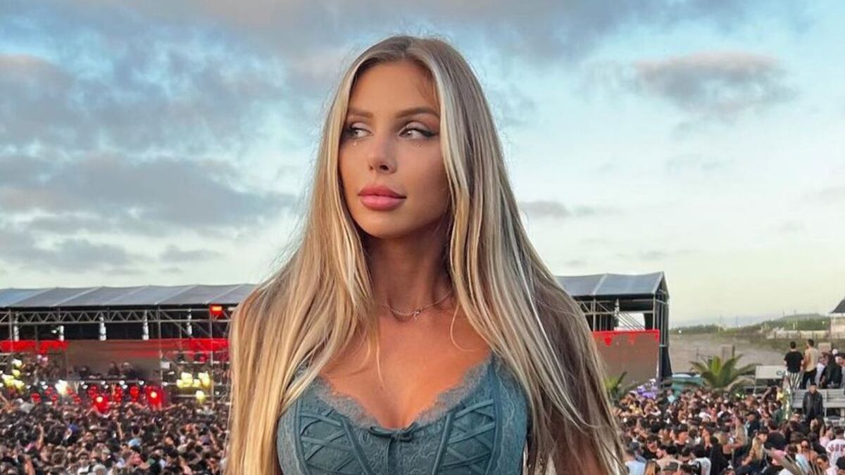 Romina Malaspina lució un outfit como DJ que se llevó todas las miradas: corset blanco y short negro