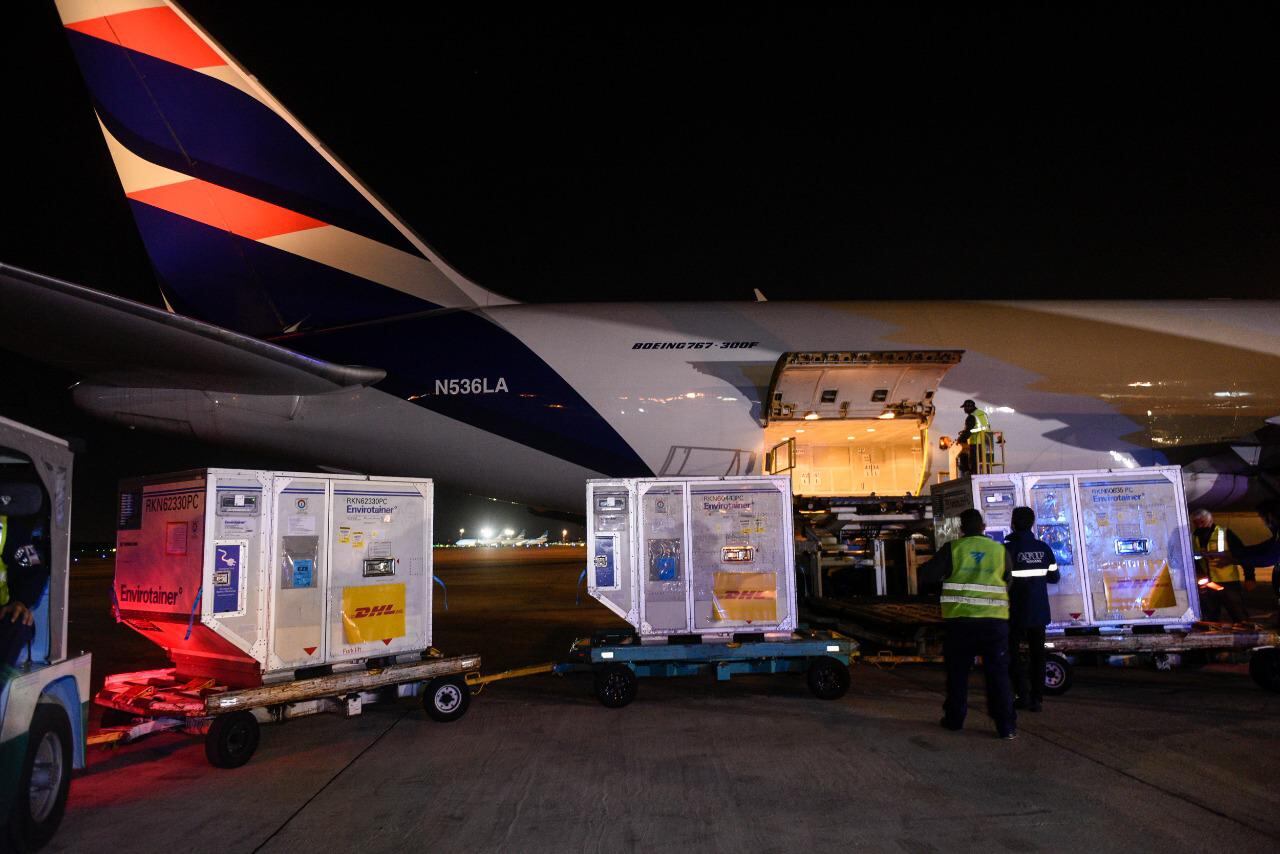 Vacunas de AstraZeneca arriban al Aeropuerto Internacional de Ezeiza.