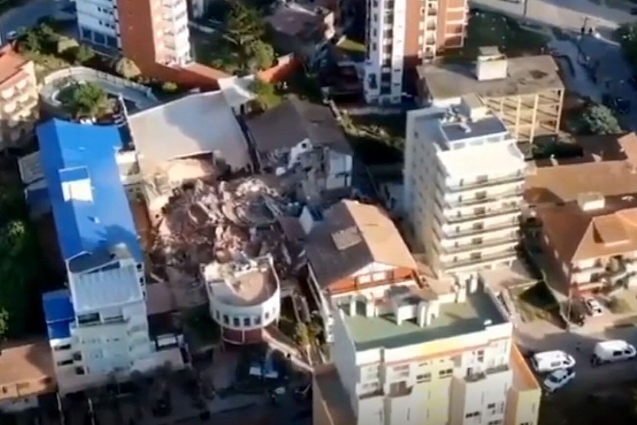 Se derrumbó un edificio de 10 pisos en Villa Gesell: buscan entre 7 y 9 personas debajo de los escombros Así lo confirmó la municipalidad en un comunicado. Ocurrió en el Apart Hotel Dubrovnik, ubicado en la avenida 1 y Buenos Aires. (Captura de video)