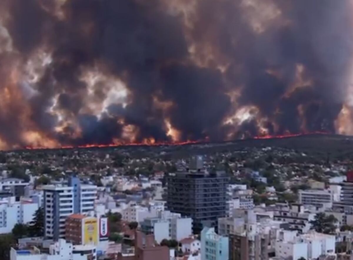 Impactante video del incendio en Córdoba: desde un drone, así se ven las voraces llamas de Punilla