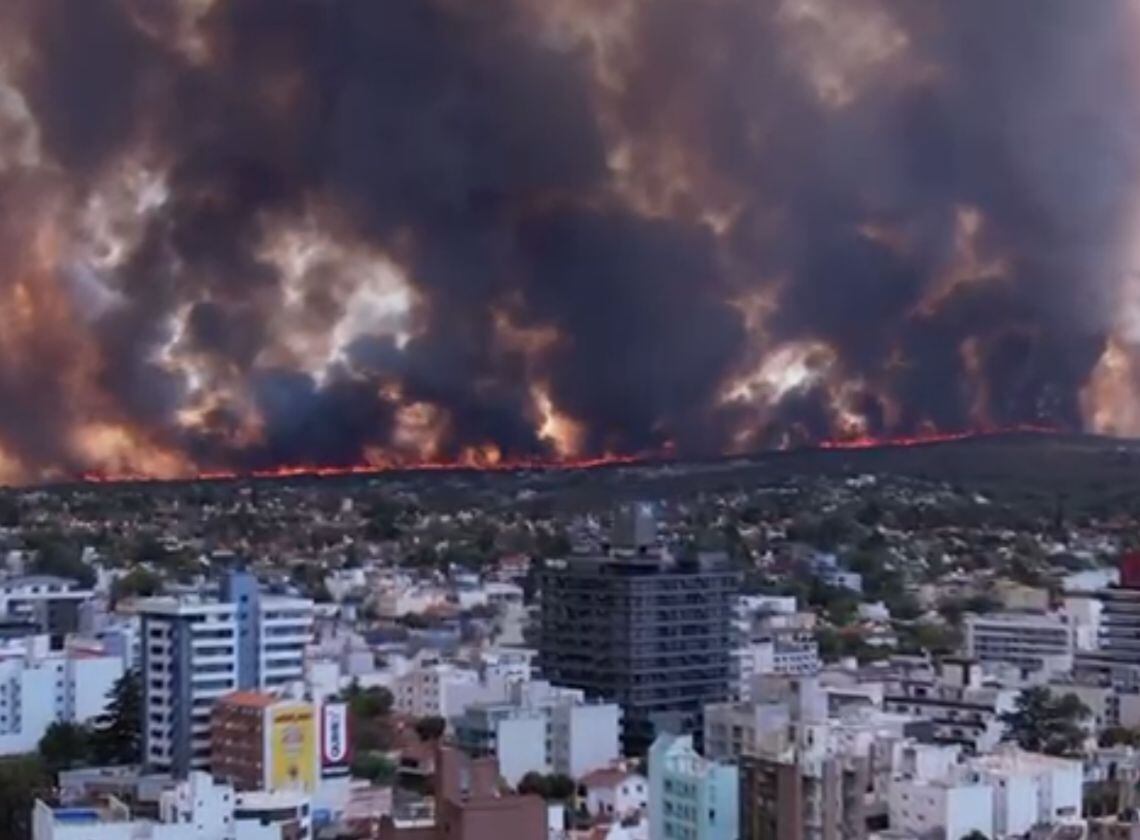 Desde el aire. Así se ve el incendio en Carlos Paz. Desde el aire. Así se ve el incendio en Carlos Paz.