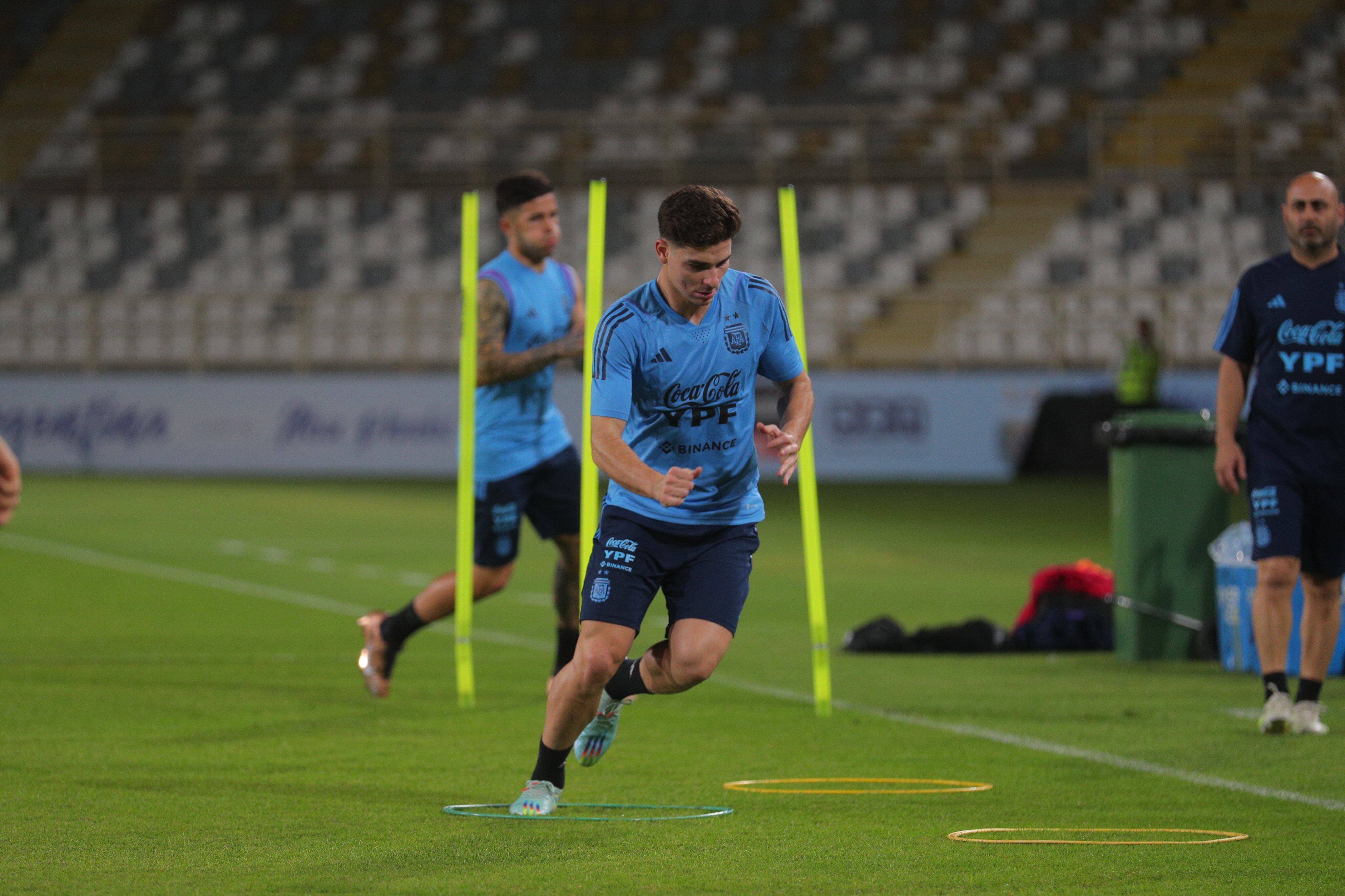 Julián Álvarez entrenando y concentrado (AFA)