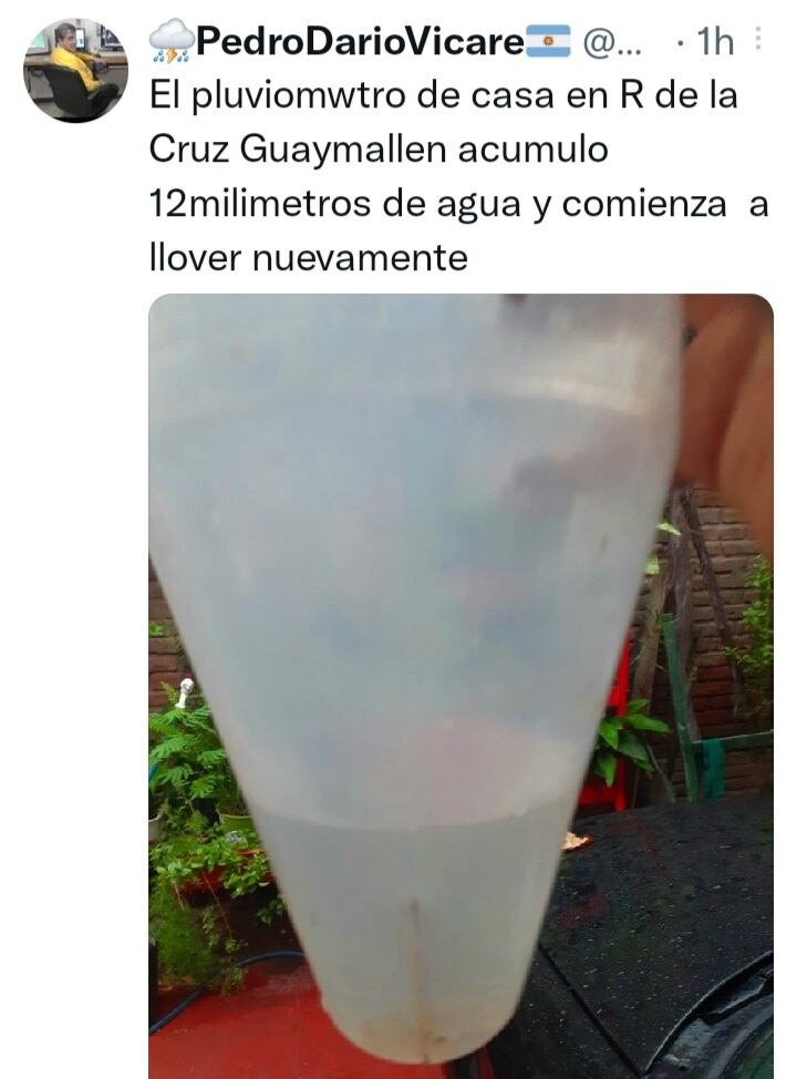 Un especialista muestra su pluviómetro ubicado en Rodeo de la Cruz para demostrar la intensidad de la lluvia.