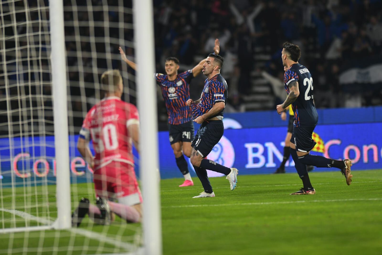 Michael Santos marcó el 1-0 de Talleres ante Godoy Cruz. (Facundo Luque / La Voz)